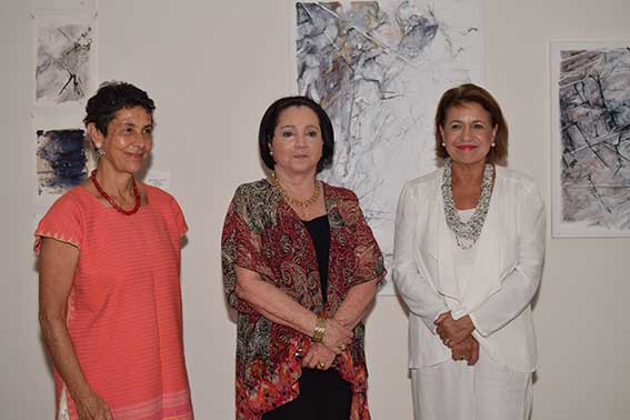 Las artistas María Plazas y María Teresa Sarmiento con Zarita Abelló de Bonilla directora de la Fundación Museo Bolivariano.