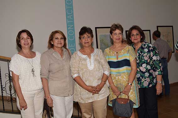Marta y María Victoria Romero Villa, Carolina Villa, Lucy Zúñiga y Piedad Villa asistieron a la inauguración de 'Punto de Contacto'. 