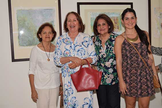 Piedad Villa, Clara Villa, Rossana Bedoya y Anita Bornacelli entre las asistentes a la exposición. 
