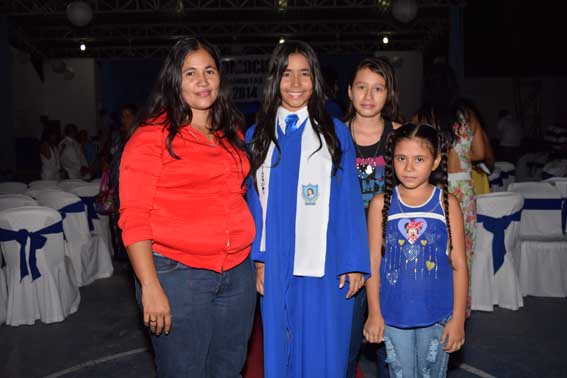 Dannisa Maiguel Holguin contó con la compañía de su mamá Juliana Holguín y su hermana Sharol Maiguel Holguín.