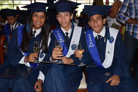 Vanessa López, Yulieth Llanos y Brayan Lizarazo cumplieron con los objetivos y alcanzaron esta primera meta al recibir su título como Bachiller Académico. 