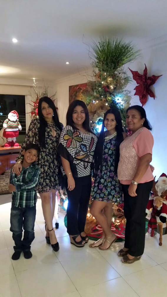 La Diputada Martha López, siempre celebra en familia esta época navideña y compartir con sus amigos y vecinos.