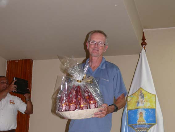 El capitán Jhon Dyer del Exocet Strike recibió premio como ganador del concurso de preguntas.
