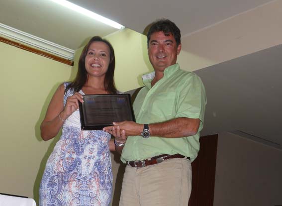 Sandra Howard Taylor, Viceministra de Turismo, recibió de manos de Manuel Julián Dávila una distinción especial por su respaldo al destino Santa Marta. 