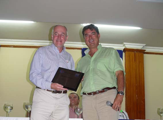 Manuel Julián Dávila presidente de la Junta Directiva de la Marina Santa Marta hizo entrega de una distinción a Andrew Bishop, director de la Regata ARC-Rally World ARC. 