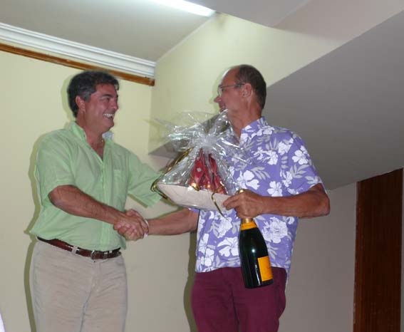 Capitán Stefan Bere recibió premio de parte de Manuel Julián Dávila.