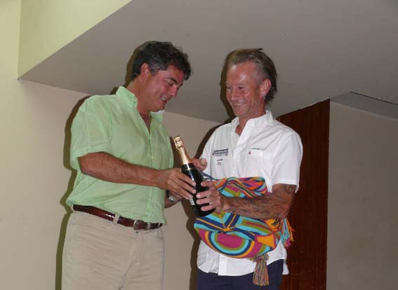 El capitán del Pentagram, Andy Middleton, recibiendo su premio por parte de Manuel Julián Dávila, presidente de la Junta Directiva de la Marina Santa Marta.
