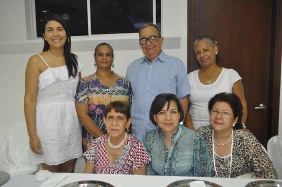 Lizana Carrasquilla, Adelaida Barliza, Inés Cuello, Mónica Zambrano, Eugenia Pimienta y Fanny de Noguera Abello junto al festejado.
