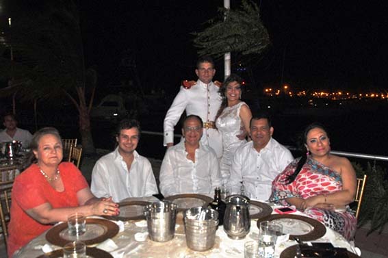 Los esposos al lado de Luz Marina Campo de Valencia, David Valencia Campo, Francisco Proto, Cesar Pacheco y la diputada Claudia Aaron. 