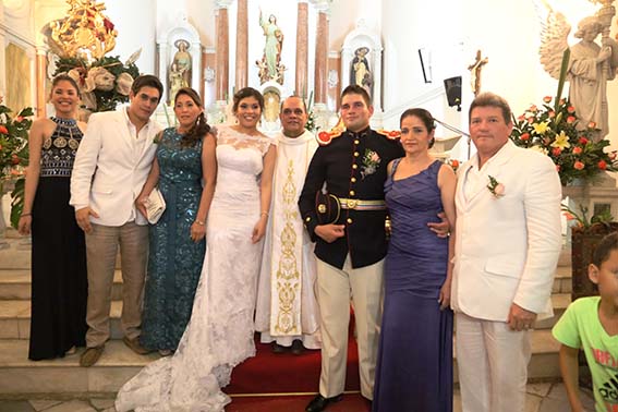 Los novios acompañados del hermano de la novia Fabio Andrés Coley, madre de la novia Olivia Díaz, el párroco José Alfredo Ordoñez, los padres del novio Nicolasa Orozco Gómez y Moisés Palerm Meléndez. 