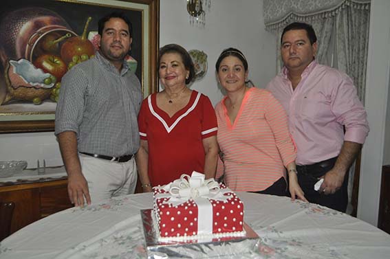 La cumplimentada acompañada de sus hijos Leopoldo Rafael, Margarita Inés y Ricardo Andrés Rodríguez Méndez. 