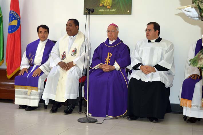 Monseñor Víctor Tamayo, obispo de Barranquilla junto a los sacerdotes que juntos oficieron la eucaristía de acción de gracias por los 32 años de servicio de la Primera División. 