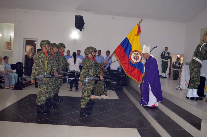 La bandera de Colombia también fue entregada por parte de un grupo de soldados de la Primera División a Monseñor Víctor Tamayo. 