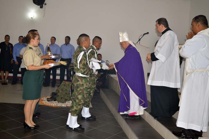 Ante Monseñor Víctor Tamayo, hombres y mujeres de la Primera División presentaron el pan y el vino como ofrendas en forma de agradecimiento a Dios. 