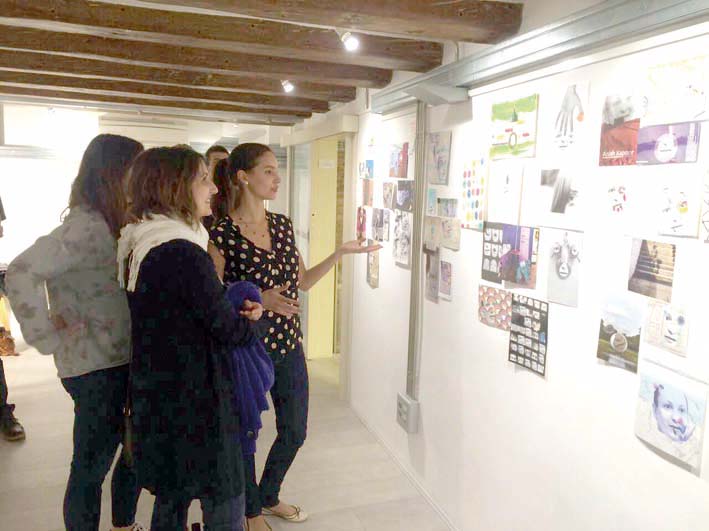 La artista contó con la presencia en su exposición de la curadora Nuri Enrech, crítica de arte. 