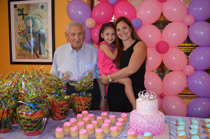 La cumplimentada junto a su mamá, Angélica Quintero y Alfonso González. 