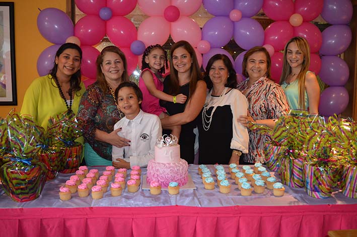 La cumplimentada junto a María Constanza González, Myriam Caballero, Juan Felipe Patiño, Angélica Quintero, Ana Rosa González, Ana Caballero y Silvia Quintero.