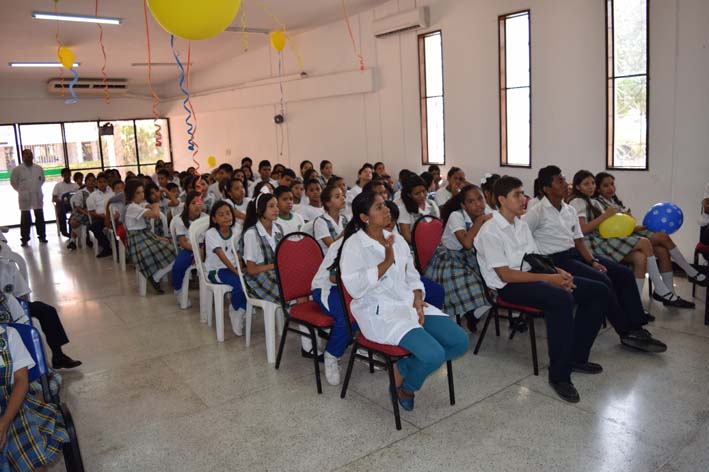Estudiantes de diferentes grados del Colegio de Nuestra Señora de Fátima escucharon y participaron activamente de la conferencia en el marco del Día de la Tierra. 