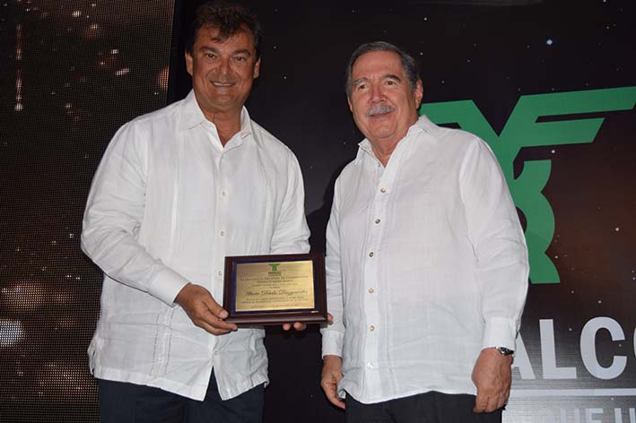 Alberto Francisco Dávila Abondano recibió de manos de Guillermo Botero, el premio a Toda una Vida como homenaje póstumo a su padre Alberto Dávila Díaz Granados, fundador del Grupo Daabon. 