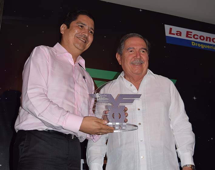 Mauricio Suárez recibió el premio como Empresario Distinguido en nombre de la Marina Internacional, junto a él Guillermo Botero, presidente Nacional de Fenalco. 