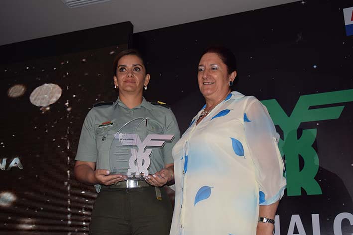 La Policía Metropolitana de Santa Marta recibió el premio en la categoría Gratitud Perenne, la coronel Sandra Vallejos recibió el reconocimiento de mano de Martha Sánchez, gobernadora encargada. 