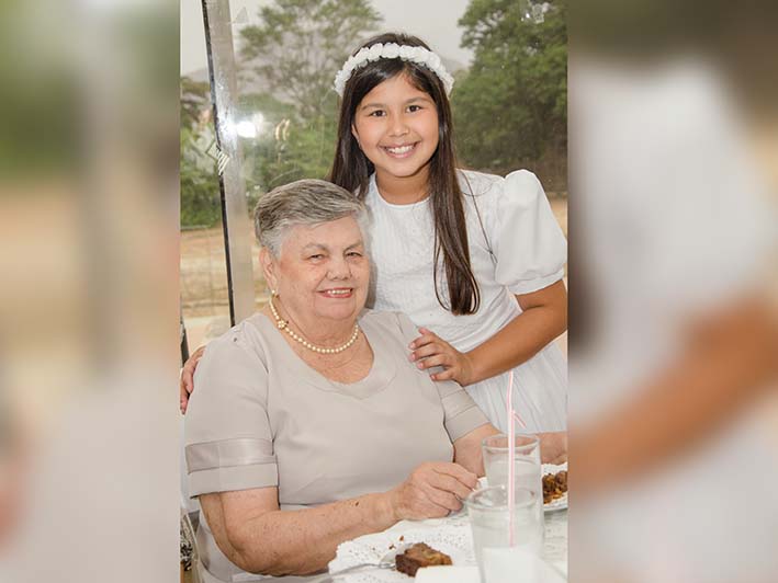 Cristina junto a su abuela Sara Lacouture de Zúñiga. 