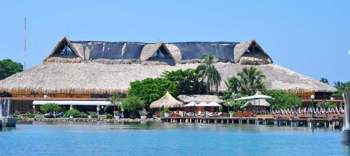 Las islas cercanas pertenecientes al archipiélago de San Bernardo del Viento, el cual forma parte del Parque Nacional Natural Corales del Rosario y de San Bernardo.