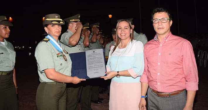 La coronel Sandra Vallejos Delgado fue condecorada por las administraciones distrital y departamental, en cabeza de Carlos Caicedo Omar y Yeneit Pérez Álvarez, respectivamente. 