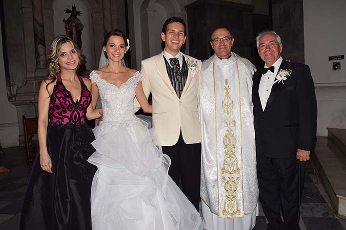 Alejandro Quiñones y Juliana Diazgranados, sus padrinos María Angélica Diazgranados y Orlando Rodríguez, y el Padre James López, Legionarios de Cristo de España.