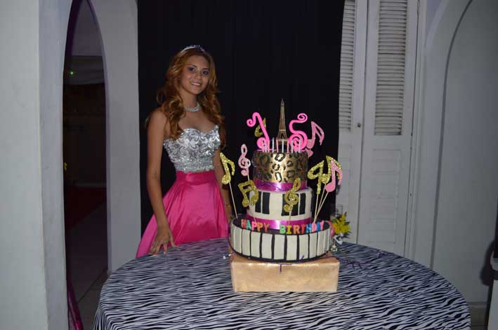 La quinceañera, Valeria Villegas Torres, feliz en la celebración de su cumpleaños. 