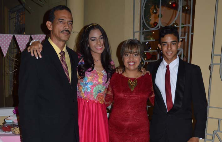 María Alejandra con sus padres y  su hermano, Josué Benjumea González.