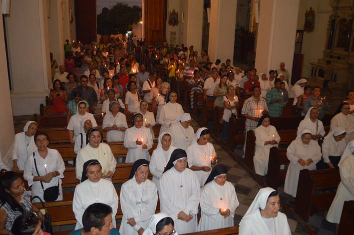 Las diferentes comunidades religiosas de la ciudad hicieron parte de esta celebración católica.