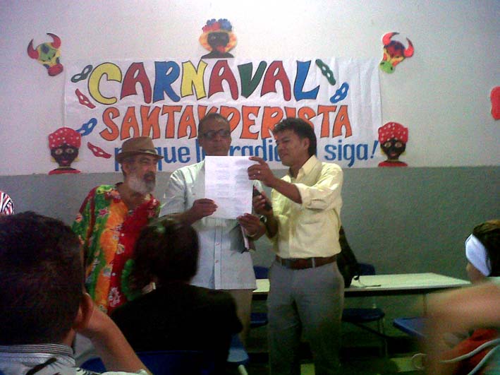Letanías en el Carnaval a cargo de los docentes Roberto Munarriz, Armando Socarrás y Cecil Mattos.