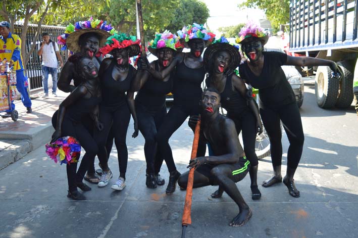 La tradicional danza de los negritos no puede faltar en un recorrido de las carnestoléndicas. 