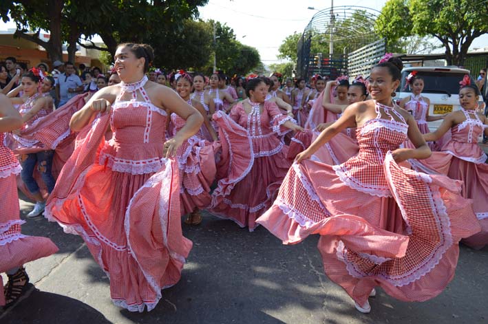 Con su tradicional carnavalito, la Normal Superior María Auxiliadora recorrió varias vías y arterias de la ciudad con coloridas comparsas. 