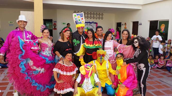 El colegio Santiago de Cali de Cajamag vivió una alegre jornada carnavalera donde los docentes también se pusieron sus disfraces.
