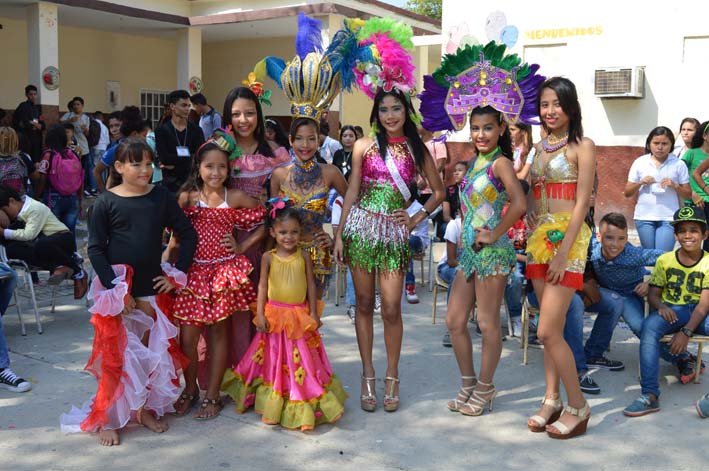 Los alumnos de las IED Santander también realizaron un hermoso carnavalito en sus instalaciones.