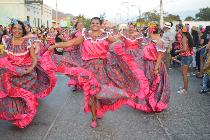 Tradicionales comparsas hicieron parte del desfile de Funcarpes. 