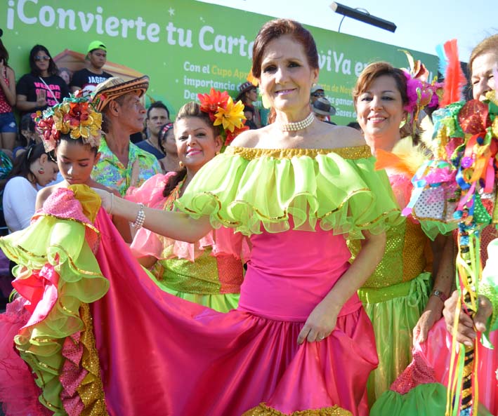 La gobernadora Rosa Cotes de Zúñiga bailó y compartió con los samarios. 