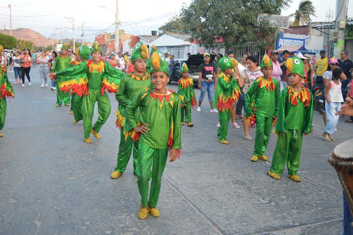 La danza de Los Pericos, una de las más aplaudidas durante el recorrido por el talento de los niños y niñas que la integran. 