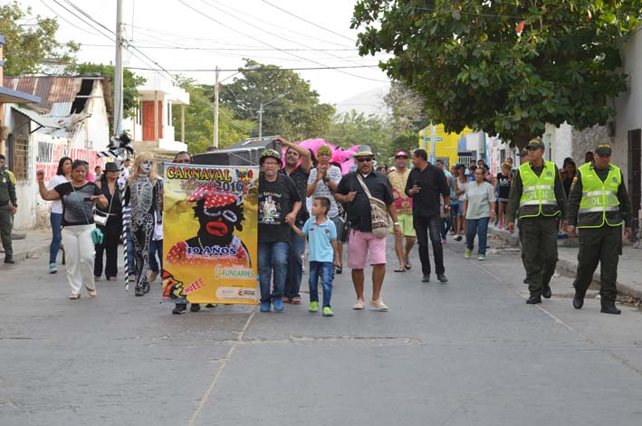 Recorriendo las principales calles del barrio Pescaíto, los miembros de la Fundación Carnaval de Pescaíto asistieron al sepelio de Joselito Carnaval. 
