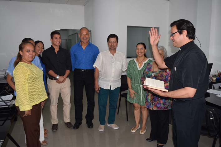 La bendición de las instalaciones de la Curaduría Urbana Nº 1 estuvo a cargo del padre Miguel Ángel Arévalo con la presencia del Curador y los funcionarios. 