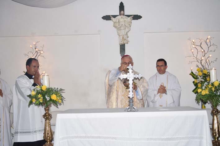 Momentos en que el Obispo de Santa Marta hacía la misa. 