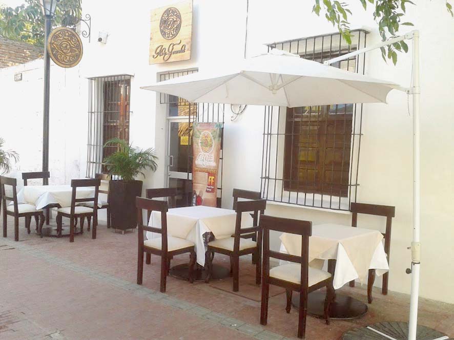 El Restaurante Arte Gourmet está ubicado en la calle 19 #3-98, sector Parque de Los Novios, Centro Histórico de Santa Marta. 