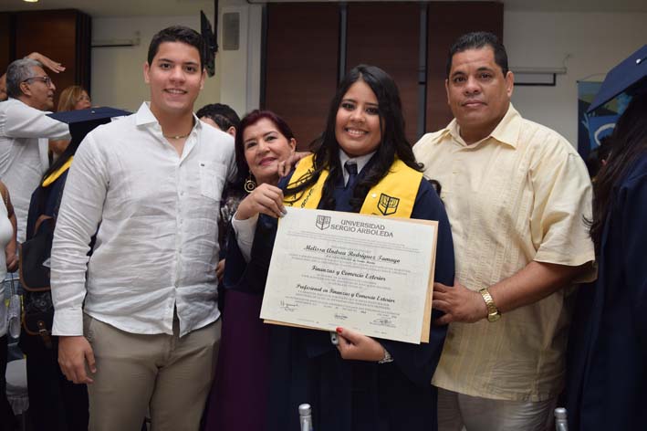 Melissa Andrea Rodríguez Tamayo recibió título como profesional en Finanzas y Comercio Exterior, sus padres Rafael Rodríguez Santana y Mary Tamayo; Andrés Rodríguez Tamayo.