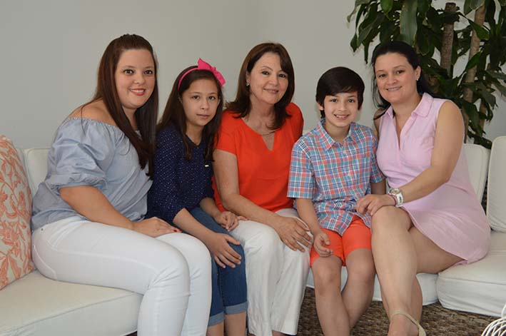 Sara de Lourdes Campo, sus hijas Sarita de Lourdes Riascos y María Teresa Riascos; sus nietos Juan Pablo y Catalina Arango Riascos. 