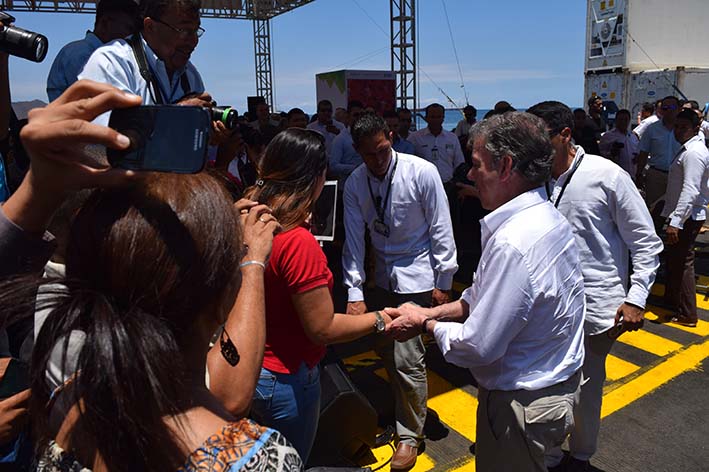 Momentos en que el presidente Juan Manuel Santos saludaba a nuestra community mánager, Hellen Lara cuando era recibido por la prensa samaria a su llegada al Puerto de Santa Marta.