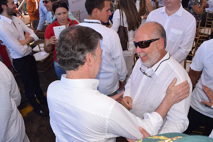 Nelson Felipe Vives Lacouture saludando a Juan Manuel Santos Calderón, una vez terminada la ceremonia de posesión de la samaria María Claudia Lacouture como ministra de Comercio.