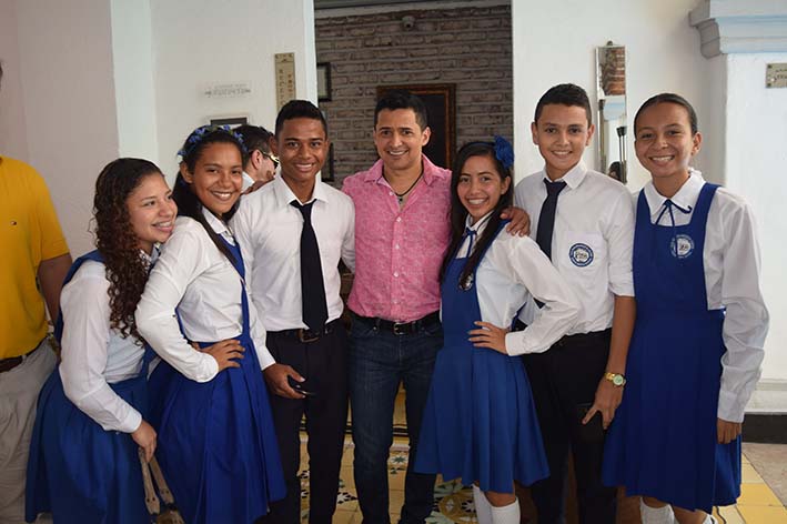 Los alumnos del grado 11 de la IED San Francisco Javier felices con su padrino Jorge Celedón.