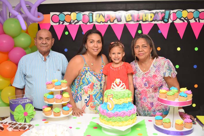 Samantha Jaramillo Zapata, su madre Geomar Zapata, sus abuelos Héctor Zapata y Yolinda Camargo.